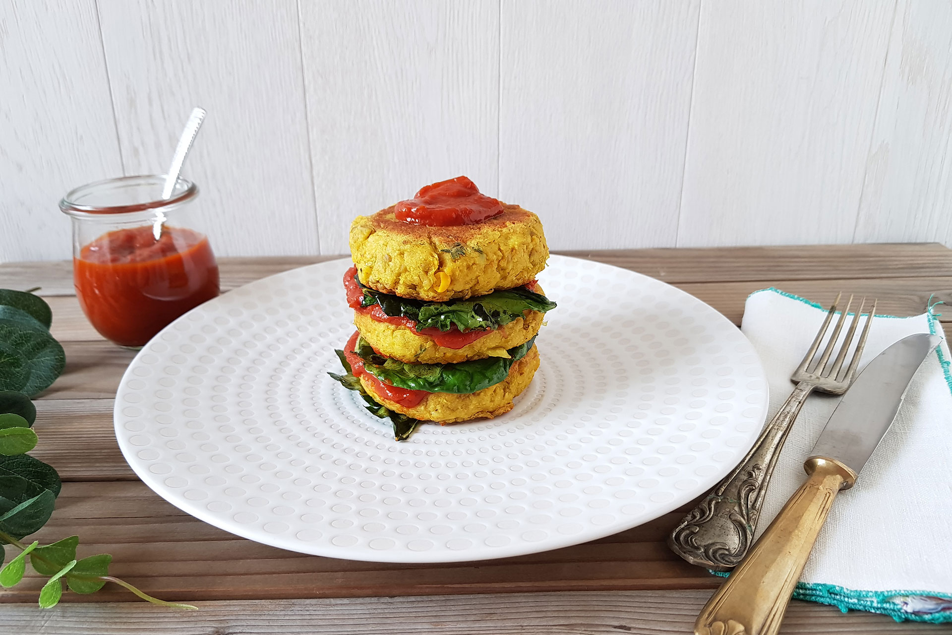 Burger di edamame con bietola croccante e ketchup