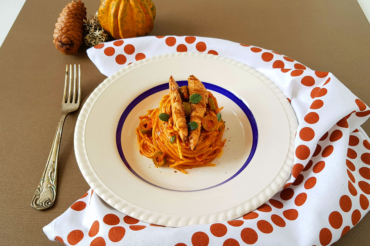 spaghetti integrali con sugo di olive e sgombro