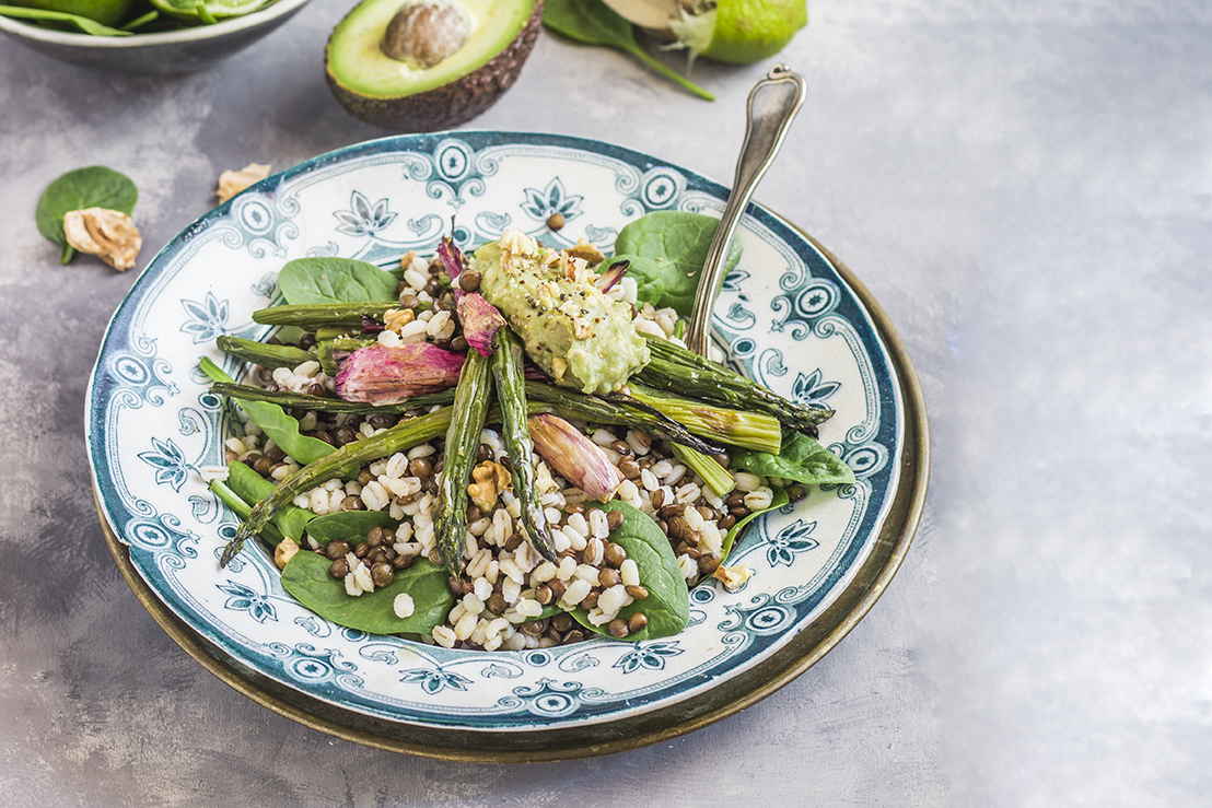 Insalata di lenticchie e orzo con asparagi arrosto spinacini e crema di avocado