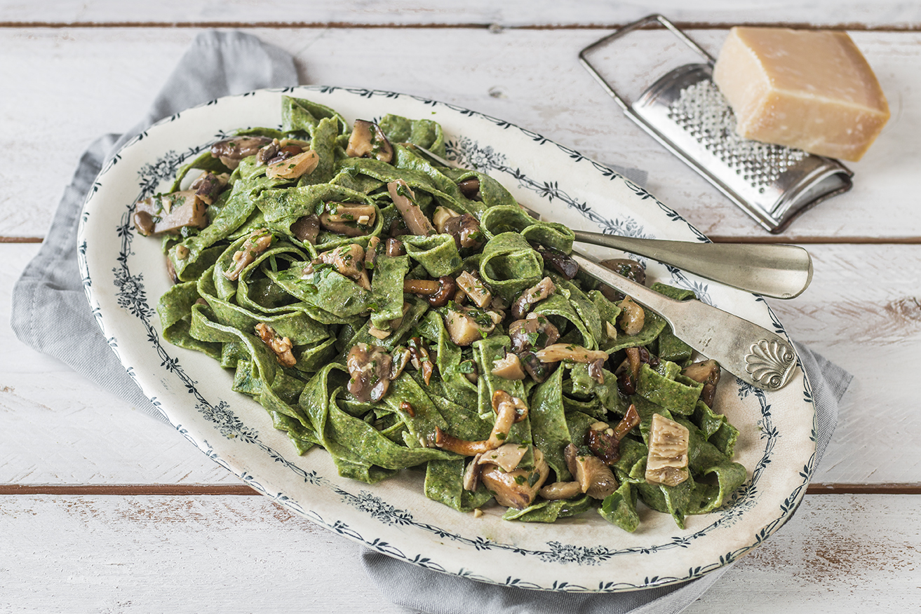 Tagliatelle verdi integrali ai funghi