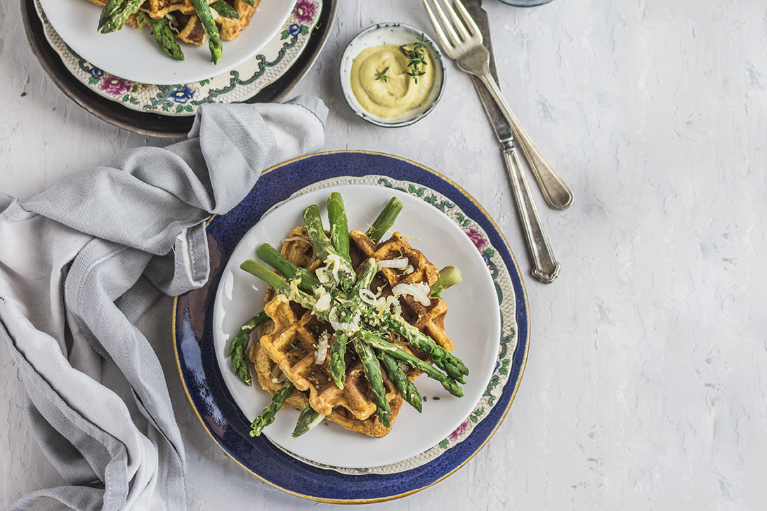 Waffle di patate dolci con asparagi alla senape