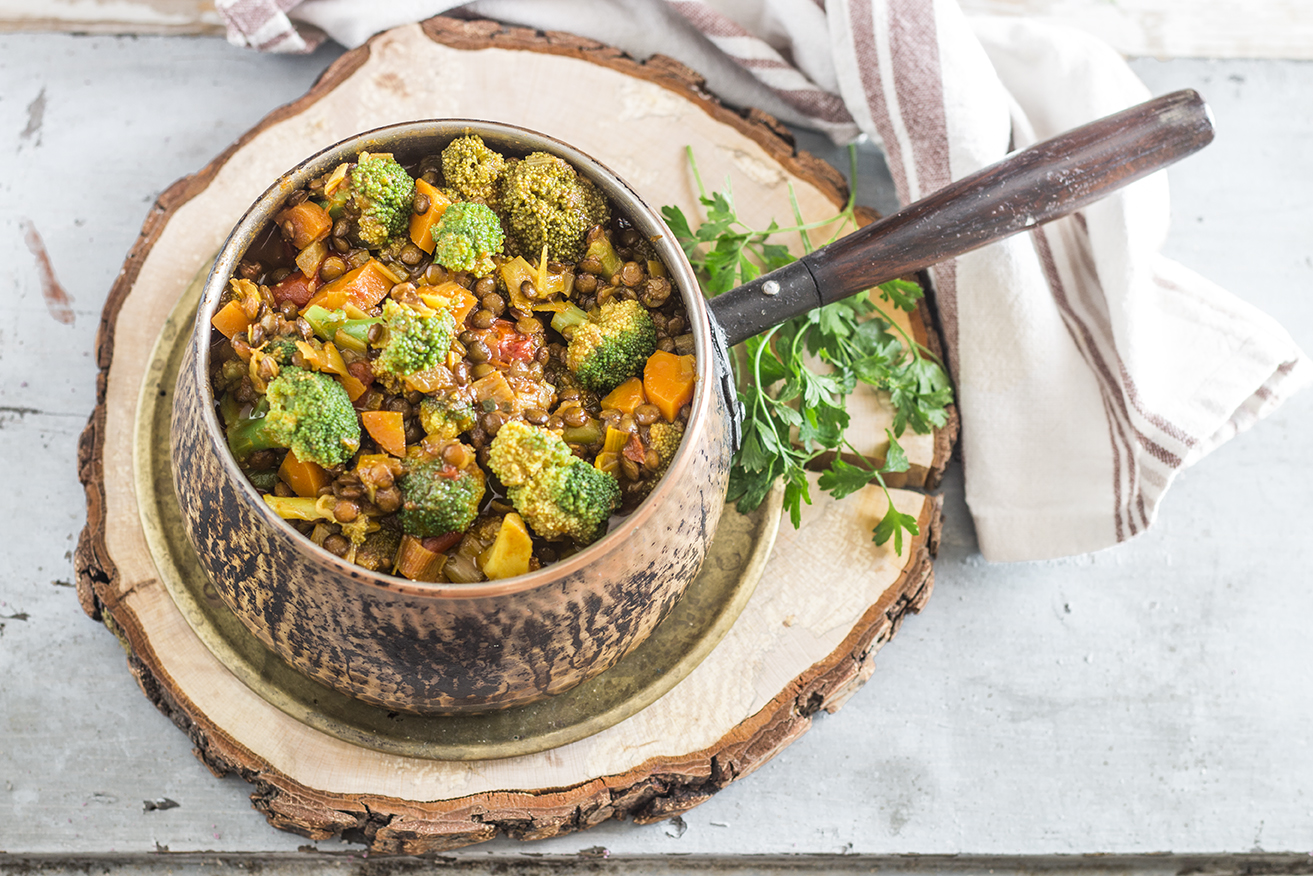 zuppa speziata con broccoli e lenticchie