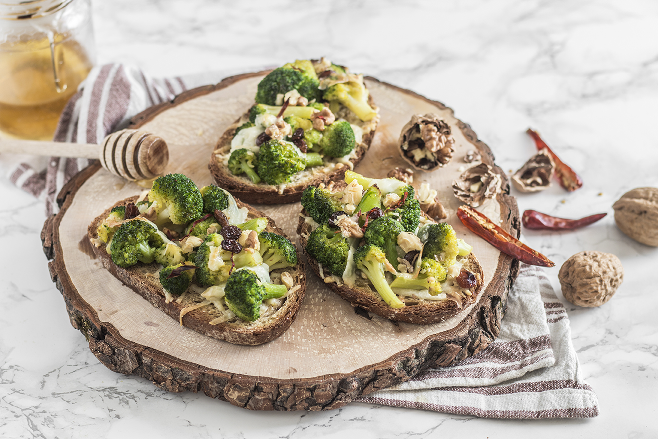 crostini con broccoli, pecorino e miele