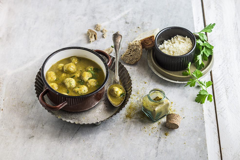 Vellutata mix di verdure al curry con gnocchetti di pane